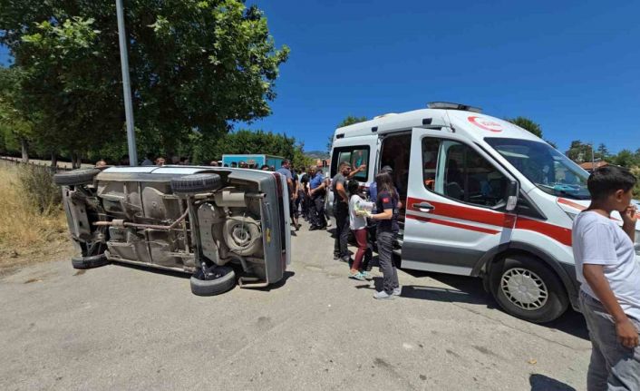 Devrilen otomobildeki 1 kişi yaralandı