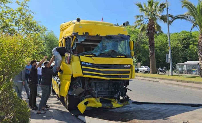 Devrilen tır ortalığı savaş alanına çevirdi: 1 yaralı