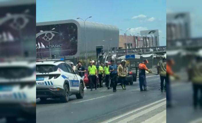 Direksiyon hakimiyetini kaybeden sürücü yan yoldan anayola uçtu, E-5 kapandı; O anlar kamerada