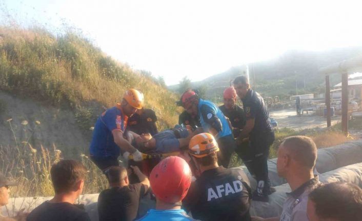 Direksiyonda sıkışan kamyon sürücüsü AFAD ekipleri tarafından kurtarıldı