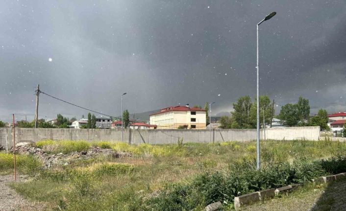 Diyadin’de dolu yağışı