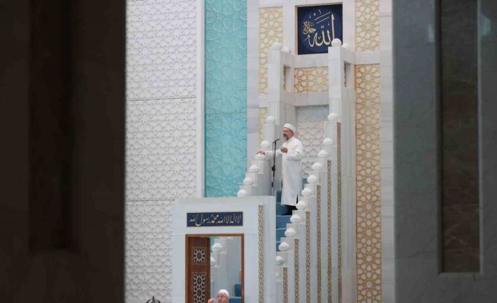 Diyanet İşleri Başkanı Erbaş, Ahmet Hamdi Akseki Camii’nde hutbe okudu