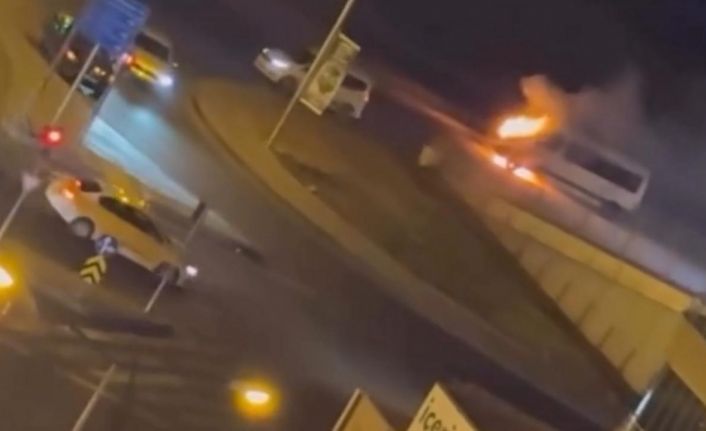 Diyarbakır’da bir minibüs alev alev yandı