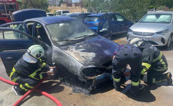 Diyarbakır’da hastane otoparkında otomobil yangını