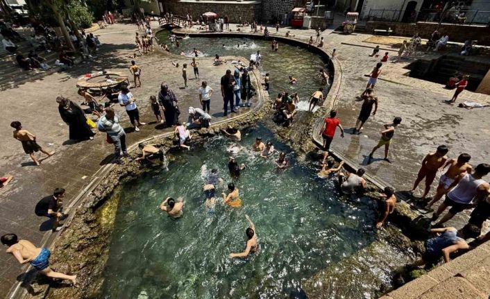 Diyarbakır’da havalar 38 dereceyi gösterdi, çocuklar aileleriyle soluğu süs havuzunda aldı