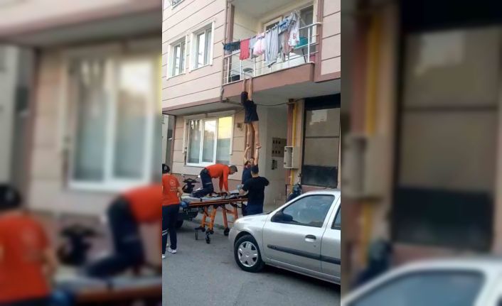 Doğalgazla intihar teşebbüsünü ihbar etti, balkondan atlayıp canına kıymaya kalktı