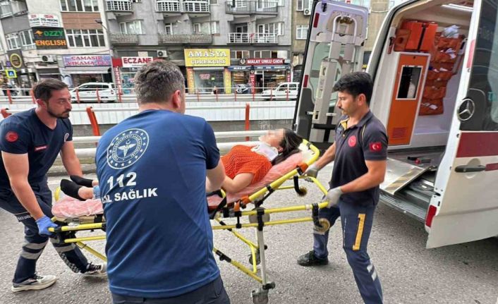 Dolmuştan inen yolcuya motosiklet çarptı: 2 yaralı