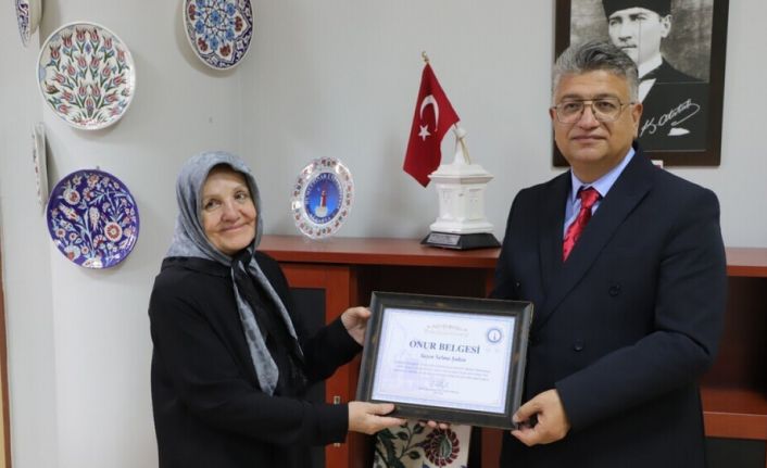 DPÜ Rektörü Kızıltoprak’tan, 72 yaşındaki MYO Mezunu Selma Şahin’e onur belgesi