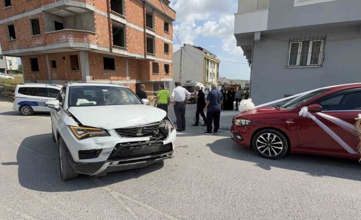 Düğün konvoyu kazaya karıştı, bir otomobil bina boşluğuna düştü