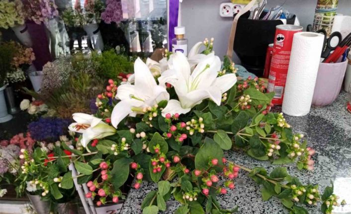 Düğün sezonuyla birlikte çiçekçilerde ‘gelin arabası’ yoğunluğu başladı