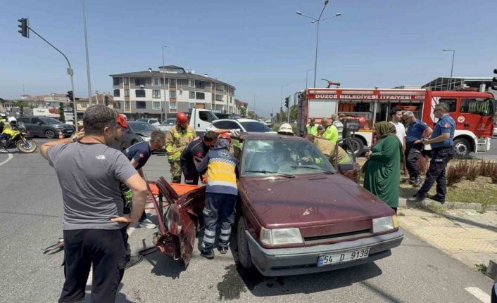 Düzce’de otomobiller çarpıştı, yolcu araçta sıkıştı: 3 yaralı