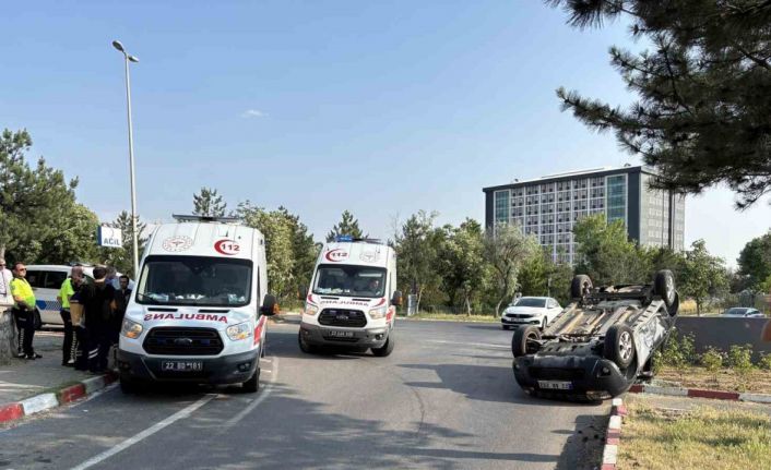 Edirne’de iki otomobil çarpıştı, biri takla attı: 2 sürücü yaralandı