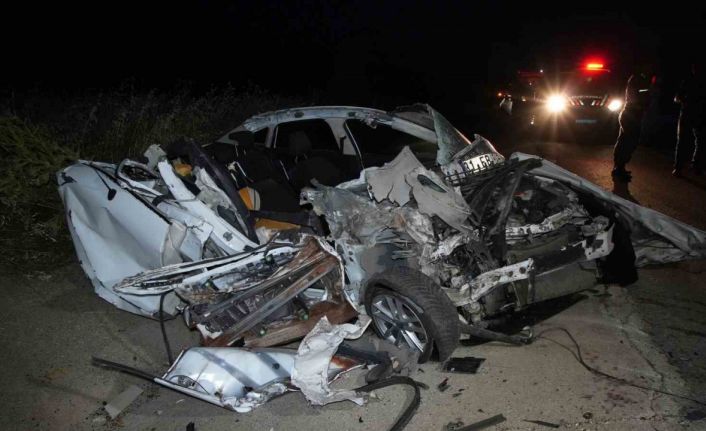 Edirne’de kaza: Tıra çarptıktan sonra hurdaya dönen otomobilin sürücüsü ağır yaralandı