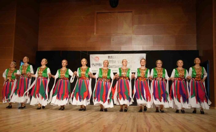 Edirne’de komşu ülkelerin katıldığı etkinlikte renkli görüntüler oluştu