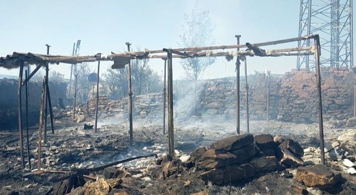 Edirne’de tarla yangını evlere sıçradı: 3 ev küle döndü