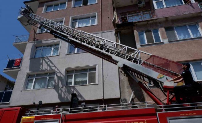 Edirne’de yangında evlerinde mahsur kalan 2 kişi ekiplerce kurtarıldı