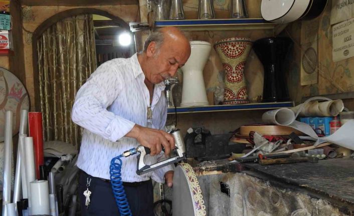 El emeğiyle yaptığı müzik aletlerini 50 yıldır müzik tutkunlarına ulaştırıyor