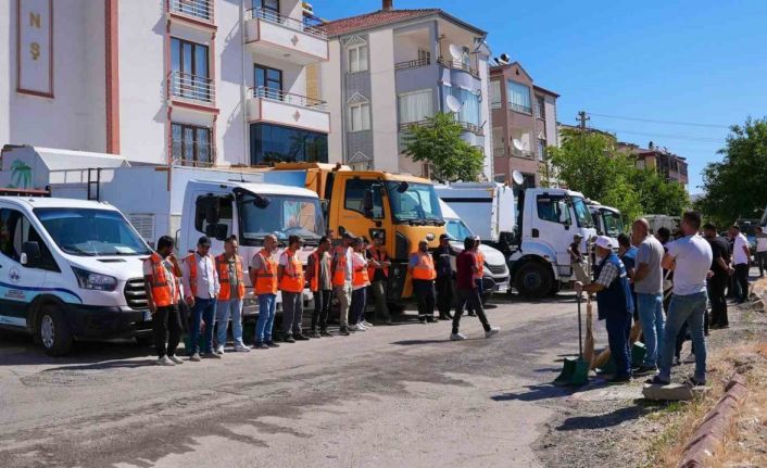 Elazığ Belediyesi, kentin dört bir yanında temizlik çalışmasına devam ediyor