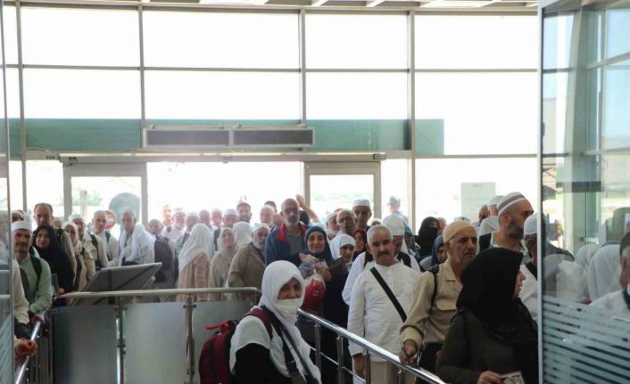 Elazığ hacıları yurda döndü: Müftülükten çiçeklerle karşılama