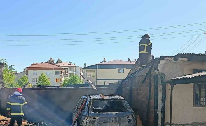 Elazığ’da korkutan yangın: Araba kullanılamaz hale geldi, odunluk kül oldu