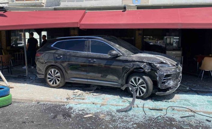 Elazığ’da otomobiller çarpıştı, faciadan dönüldü