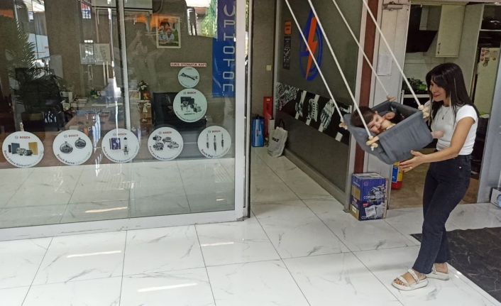 Elektrikçi dükkanına kadın eli değdi: Hem araba tamir ediyor hem de bebek büyütüyor