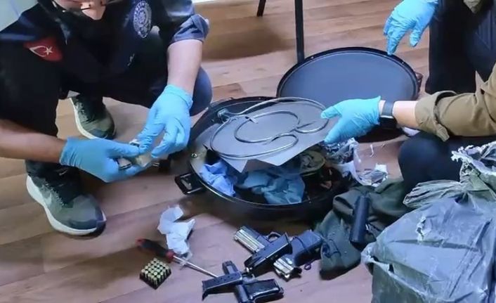 Elektrikli katmer sacı içine gizlenmiş 2 tabanca ve 57 mermi ele geçirildi