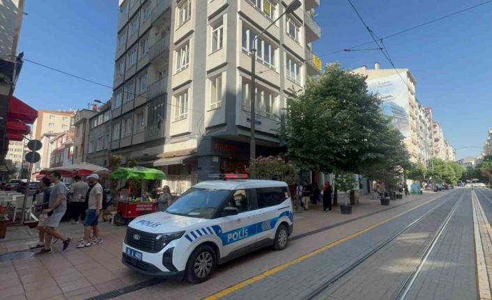 Emekli doktor evinde ölü bulundu