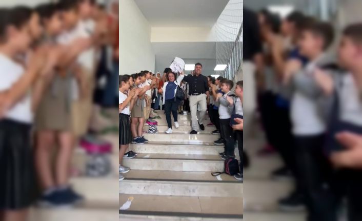 Emekliye ayrılan 46 yıllık öğretmene duygusal veda: Öğrenciler koridorda sıralandı, alkışlarla uğurladı