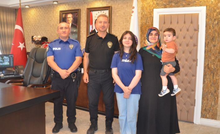 Emniyet Müdürü Saraç’tan bursluluk sınavı birincisi polis çocuğu Ayşenur’a hediye