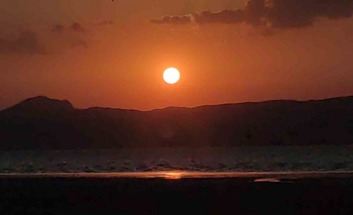 Erçek Gölü’nde muhteşem gün batımı