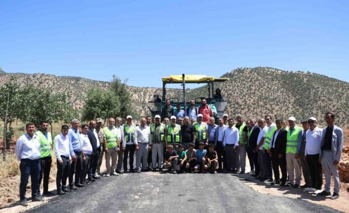Eruh’taki grup köy yolu sıcak asfaltla buluşuyor