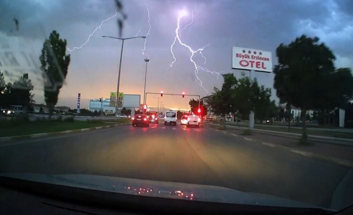 Erzincan’da art arda çakan şimşekler araç kamerasına yansıdı