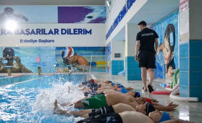Esenyurt Belediyesi’nden çocuk ve gençlere yüzme fırsatı