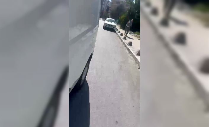 Esenyurt’ta kendisine yol vermeyen aracı taşladı