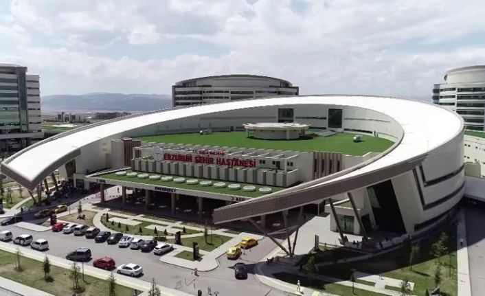 Eşini bıçakla yaraladı