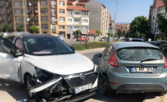 Eskişehir’de 3 araca çarparak durabilen cipin sürücüsü yaralandı