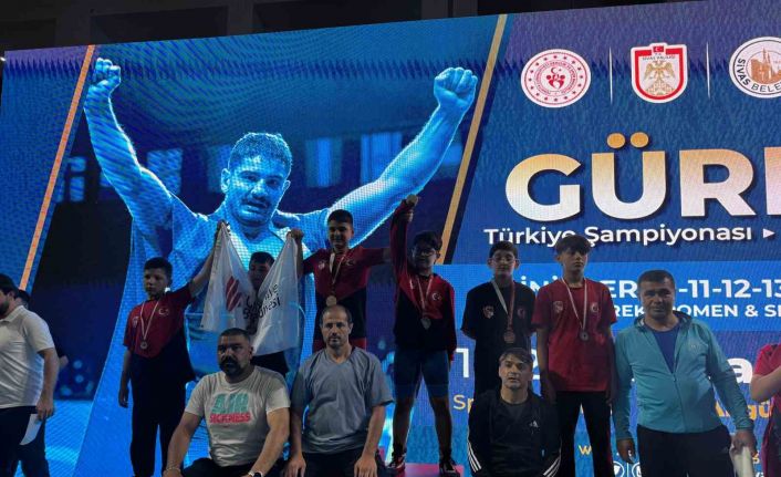 Eskişehirli güreşçiler Sivas’ta şampiyonada başarı elde etti