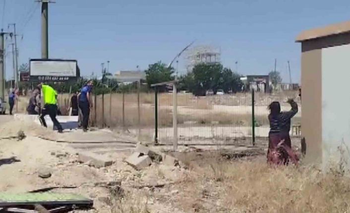 Evi yakıp gelen ekipleri taş yağmuruna tuttu