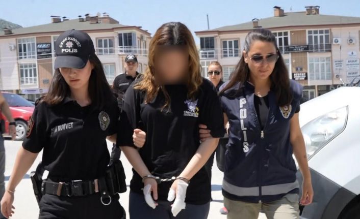 Evine gidip tartıştığı kadını bıçaklayarak öldüren kadın ve 3 şüpheli adliyeye sevk edildi