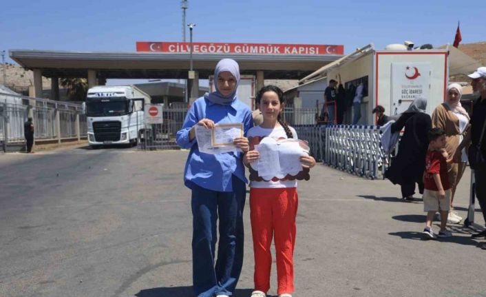 Evlatları karnelerini alan Suriyeli aileler ülkelerine dönüyorlar