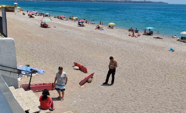 Evsiz adam Konyaaltı Sahili’nde ölü bulundu