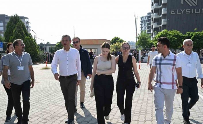 Ferdi Zeyrek’in kızı Nehir, TYT’ye CHP Lideri Özgür Özel ve annesiyle geldi