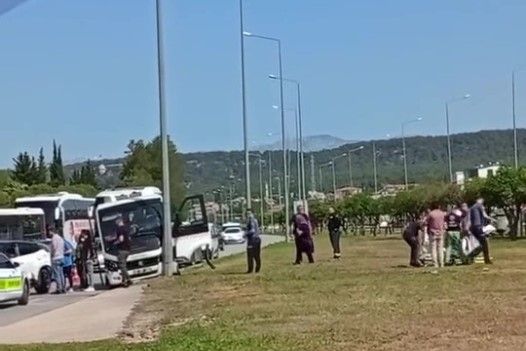 Freni patlayan minibüs önündeki araca ve aydınlatma direğine çarptı: 4 yaralı