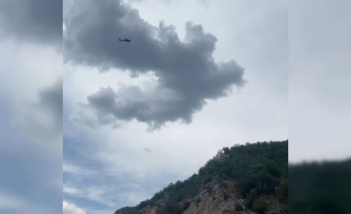 Gabar Dağı’nda kayalıklardan düşen genç, askeri helikopterle alındı