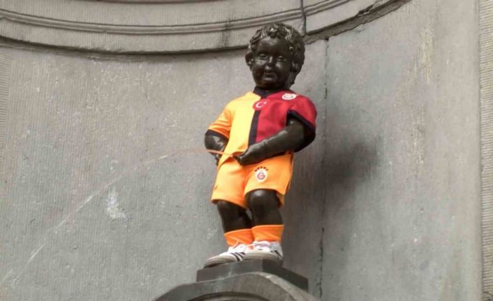 Galatasaray’ın 5 yıldızlı forması 406 yıllık Manneken Pis heykeline giydirildi