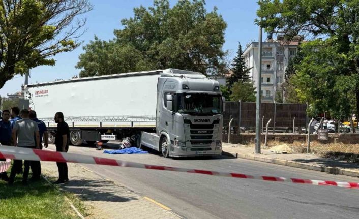 Gaziantep’te tırın altında kalan motosikletteki 2 kişi hayatını kaybetti