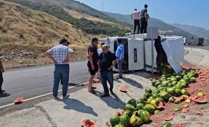 Gaziantep’te virajı alamayan karpuz yüklü kamyonet yan yattı