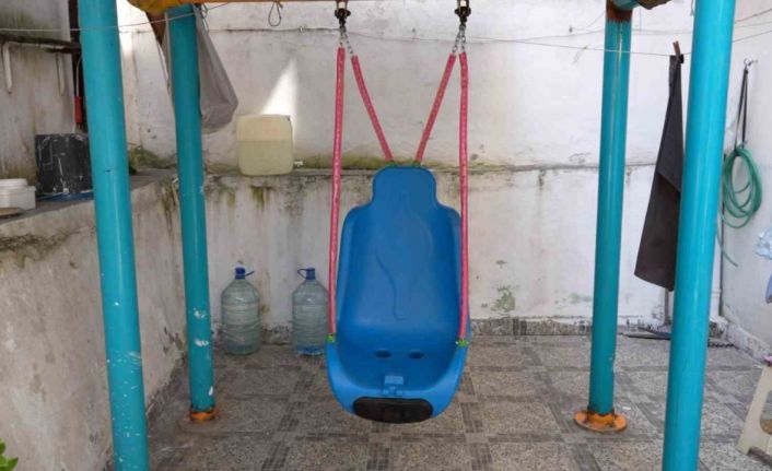 Gaziosmanpaşa’da özel çocuk Eren’in salıncak sevinci