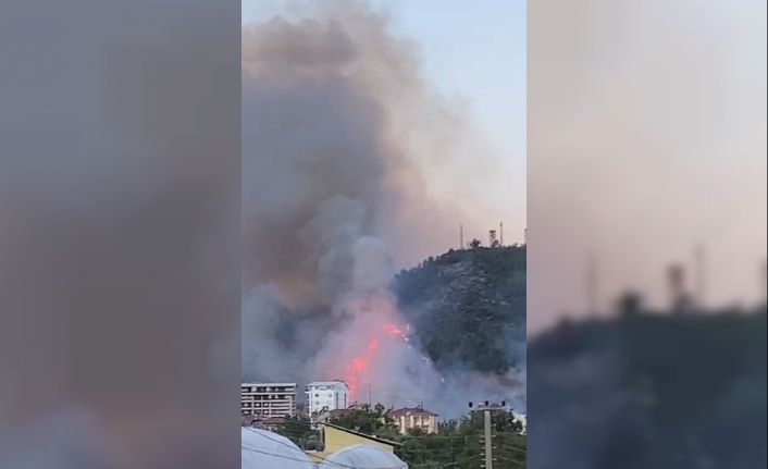 Gazipaşa’daki orman yangınında gözetleme kulesindeki personelin zor anları kamerada